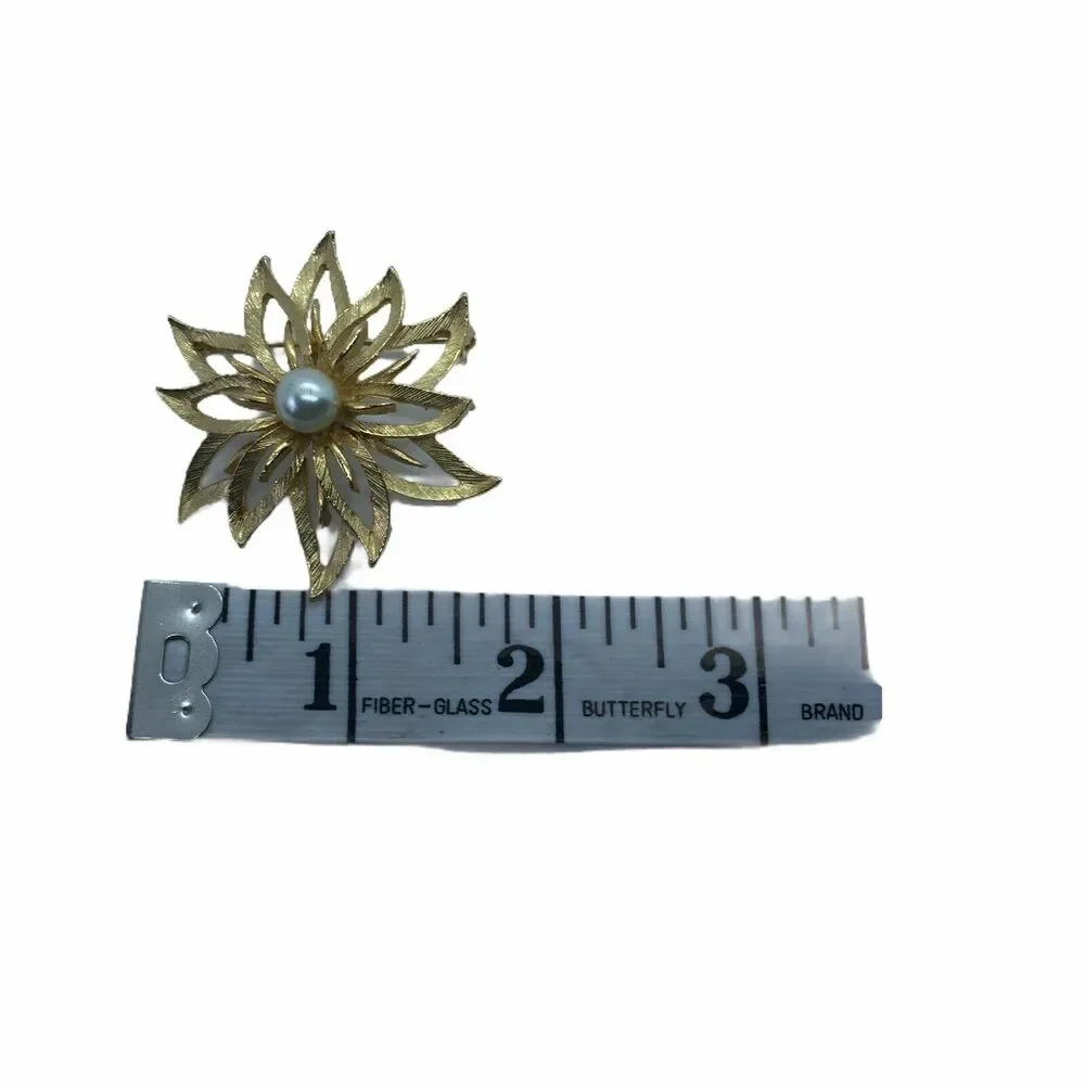 Retro Flower Brooch Pin Vintage Women's Gold Tone Floral Lightweight Faux Pearl